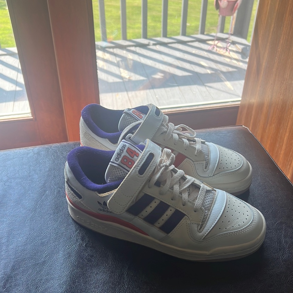 Vintage looking Adidas!!!